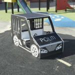 Politibil til lekeplassen for rollelek for de minste