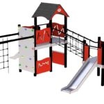 Rød lekeapparat med rutsjebane, klatrenett og lekehus under