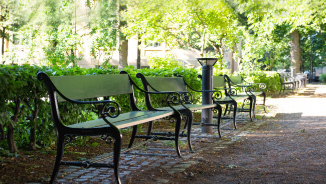 Ulefosbenken i bymiljø - parkbenk
